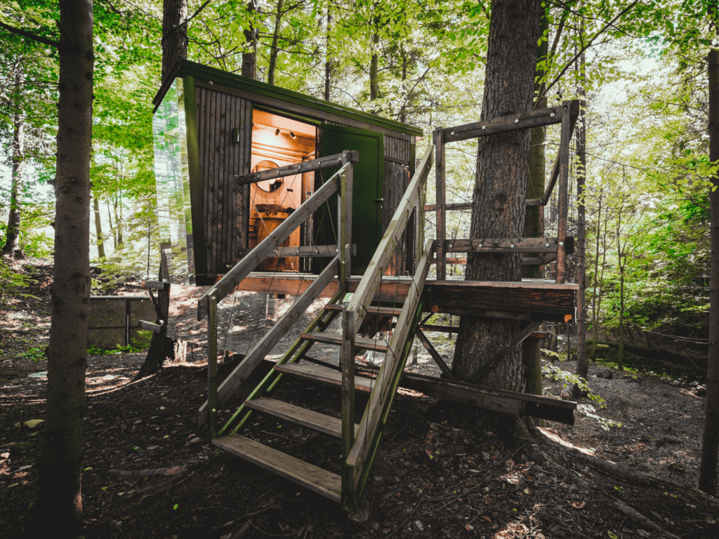 Domek z prysznicem leśnym